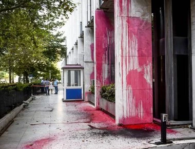 ΥΠΕΞ για επίθεση Ρουβίκωνα: «Δεν είναι αριστεροί, ούτε πατριώτες»